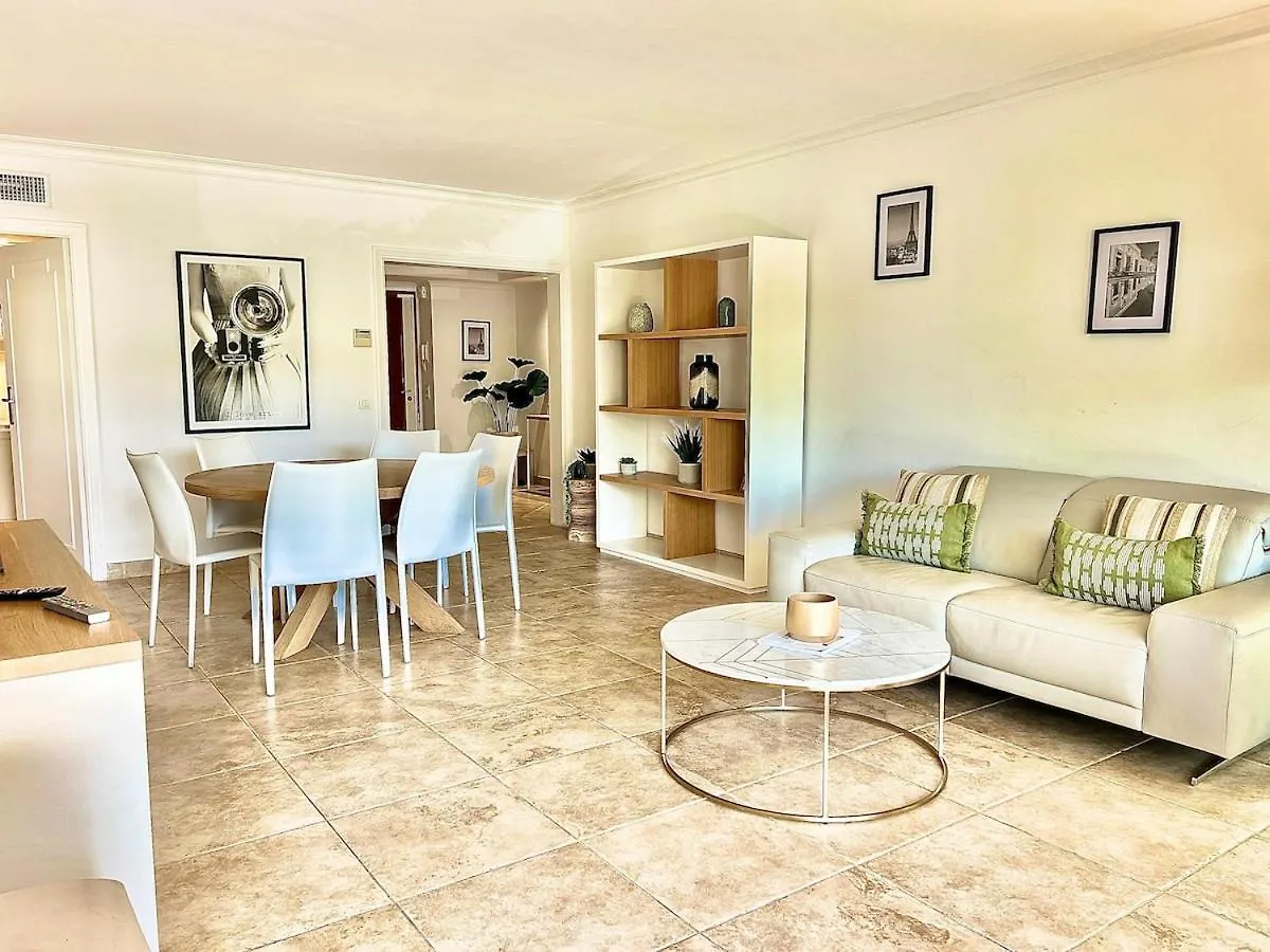 Luxurious 2-Bedroom Pointe Croisette, Sea View, Private Parking Cannes 0*,  Frankrig